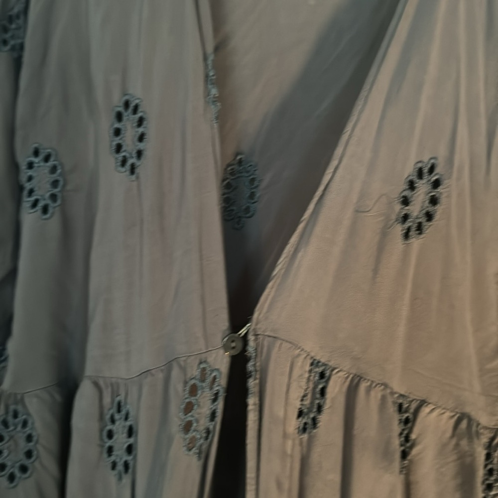 Robe - Picture 2 of 8